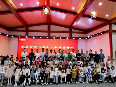 新商界赣州27班师生仙峰谷生态园桑椹和黄桃亲子采摘活动